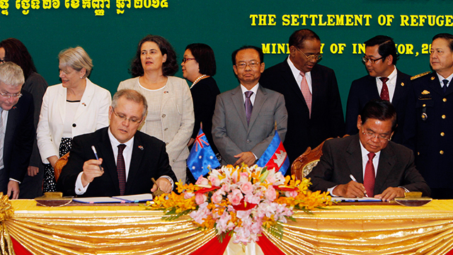 "עסקה צינית". שר ההגירה האוסטרלי ושר הפנים הקמבודי חותמים על ההסכם (צילום: AP) (צילום: AP)