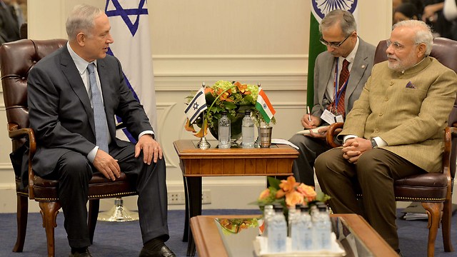 Budding romance, Netanyahu and Modi (Photo: Avi Ochayun)
