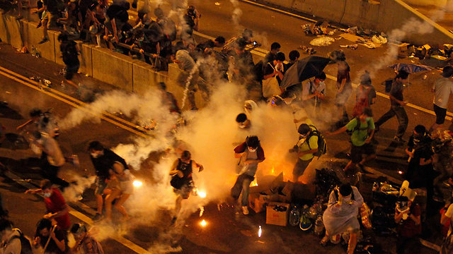 ירי גז מדמיע לפני שבוע. המפגינים דורשים שהאחראי יועמד לדין (צילום: AP) (צילום: AP)