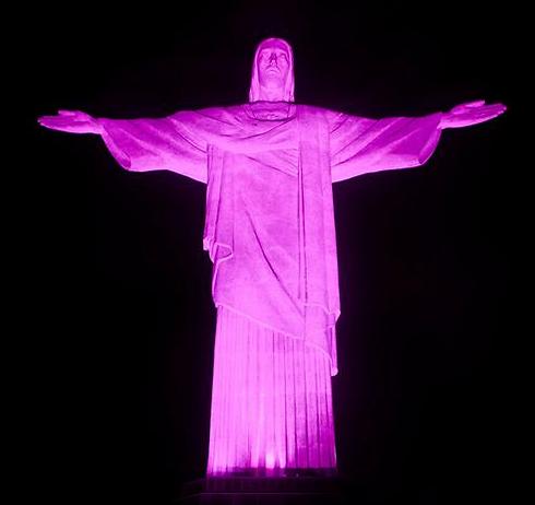 פסל ישו מואר בוורוד. הר קורקובדו, ברזיל (צילום: יח"צ חו"ל) (צילום: יח
