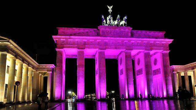 שער ברנדנבורג מואר בוורוד במסגרת הקמפיין. ברלין, גרמניה (צילום: יח"צ חו"ל) (צילום: יח
