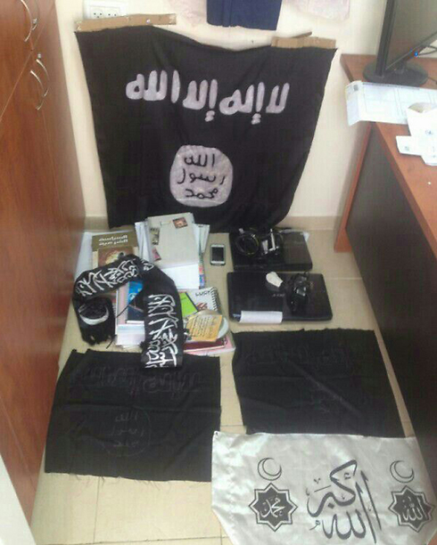 האביזרים של דאעש (צילום: חטיבת דובר המשטרה) (צילום: חטיבת דובר המשטרה)