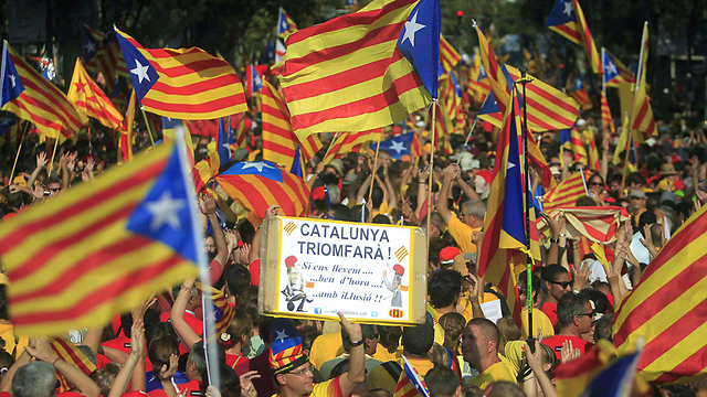 הפגנה בברצלונה למען עצמאות קטלוניה (צילום: EPA) (צילום: EPA)