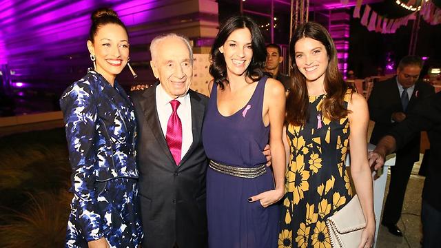 Peres and the pink tie with models Liraz Dror, Shiraz Tal and Shirley Bouganim (Photo: LAV-Studio)