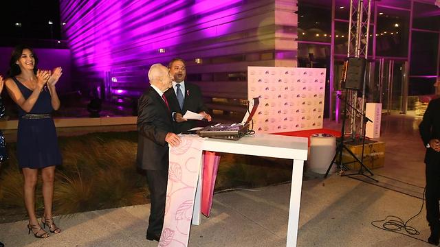 Peres lights up the Peres Center for Peace (Photo LAV-Studio)