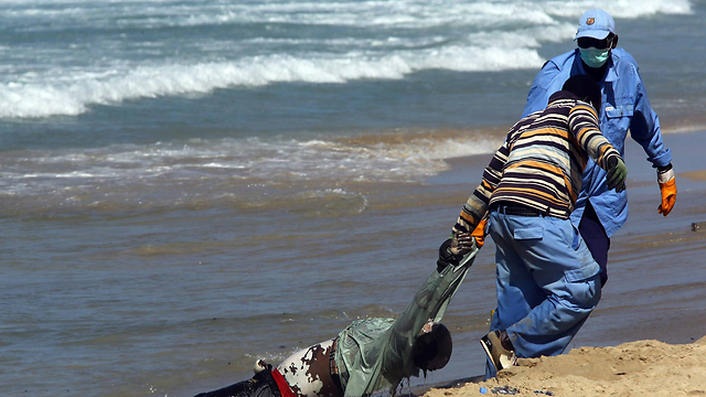 פינוי גופות מהגרים מול חופי לוב (צילום: AFP) (צילום: AFP)