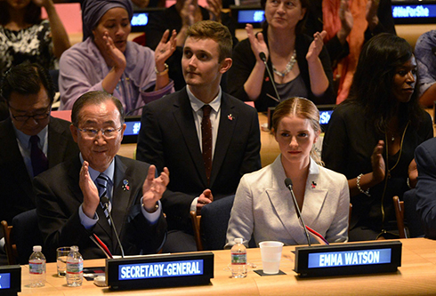 זכתה לתשואות רמות באו"ם. אמה ווטסון לצד באן קי מון (צילום: AFP) (צילום: AFP)