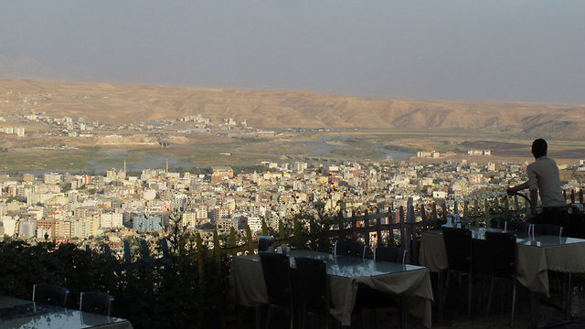 העיירה הטורקית סיזרה הסמוכה לגבול הסורי (צילום: AP) (צילום: AP)