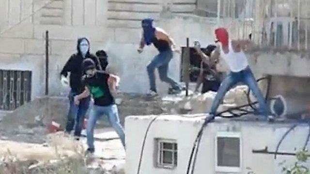 טרור אבנים לא פוסק במזרח ירושלים. קטינים משליכים אבנים בהר הזיתים, היום ()