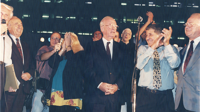 להט (משמאל) במהלך העצרת ב-4 בנובמבר 1995 (צילום: מיכאל קרמר) (צילום: מיכאל קרמר)