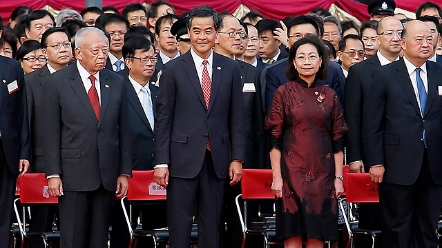 תחת מתקפה. מושל הונג קונג לונג (במרכז) (צילום: AP) (צילום: AP)