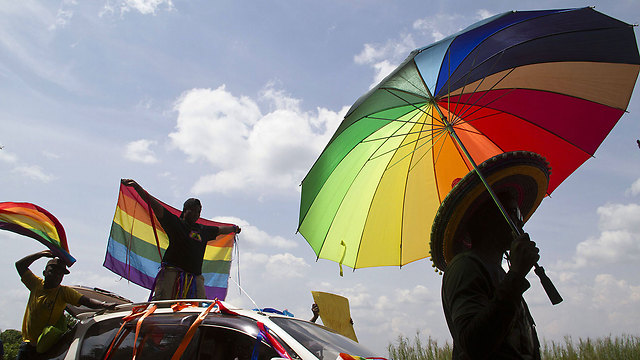 הזרים יתקבלו בברכה? הומוסקסואלים באנטבה (צילום: AFP) (צילום: AFP)