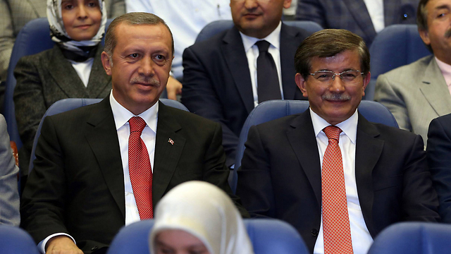 דבוטאולו (מימין) עם נשיא טורקיה ארדואן (צילום: AFP) (צילום: AFP)