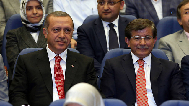 על פי הטענות, דבוטאולו משמש "בובה" של הנשיא הטורקי (צילום: AFP) (צילום: AFP)