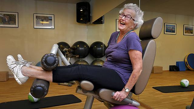 כיף להזדקן. בת 80 משבדיה במכון כושר (צילום: AP) (צילום: AP)