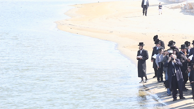 טקס תשליך לקראת יום כיפור, בחוף תל אביב היום (צילום: מוטי קמחי) (צילום: מוטי קמחי)