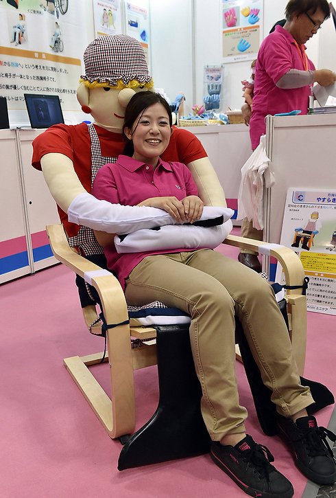 ביפן מצאו פתרון יצירתי - כסא עם ידיים מחבקות נגד בדידות  (צילום: AFP) (צילום: AFP)