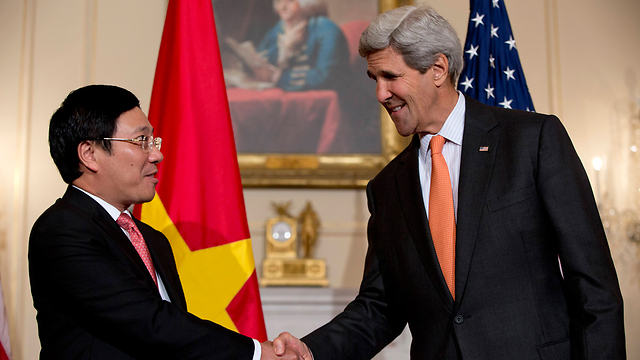 צעד היסטורי. קרי ושר החוץ הווייטנאמי פאם בין מין (צילום: AP) (צילום: AP)