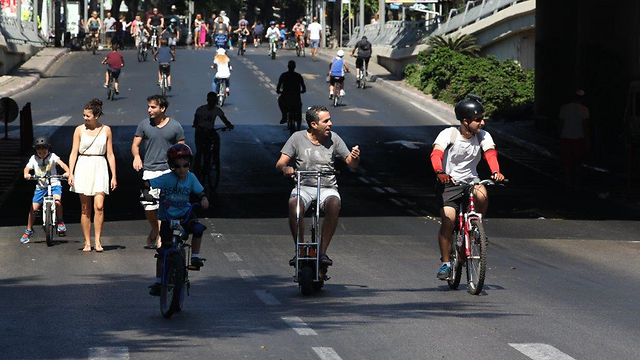 רוכבים על אופניים ביום הכיפורים בתל אביב. ארכיון (צילום: מוטי קמחי) (צילום: מוטי קמחי)