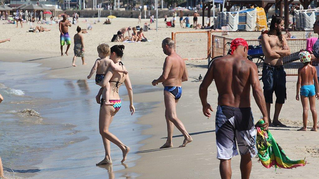 Tel Avivians take to the beach on Yom Kippur (Photo: Motti Kimchi)
