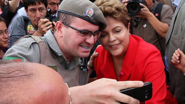 סלפי עם דילמה. נשיאת ברזיל עם תומכים בפורטו אלגרה (צילום: AFP) (צילום: AFP)