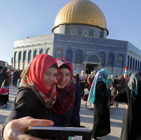 Not just in Saudi: Palestinian girls take a selfie during celebrations for Eid al-Adha on the Temple Mount in Jerusalem (Photo: EPA) (Photo: EPA)