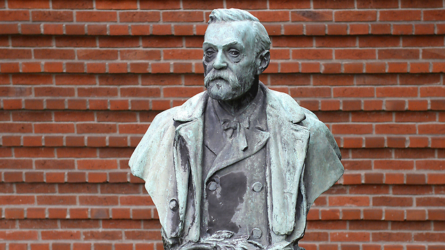 פסל של אלפרד נובל בשטוקהולם (צילום: AFP) (צילום: AFP)
