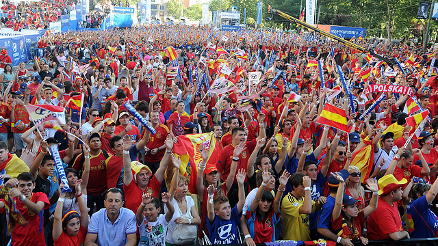 אוהדים ספרדים מול מסכי ענק בגמר יורו 2012 (צילום: AFP) (צילום: AFP)