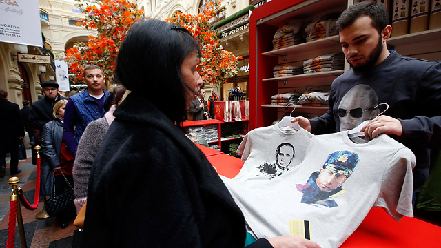 חולצות עם דמותו של פוטין למכירה  (צילום: רויטרס) (צילום: רויטרס)