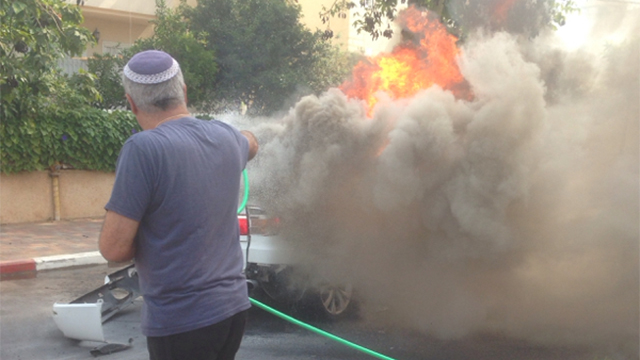 הרכב שהתפוצץ, היום בנתניה (צילום: שגיב) (צילום: שגיב)