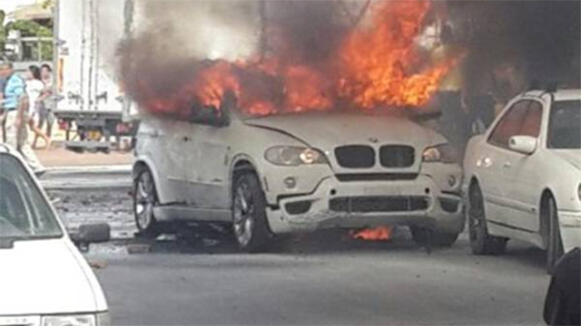 המכונית של בוקל שניות לאחר שעלתה באש (צילום: יוסף שטרית) (צילום: יוסף שטרית)