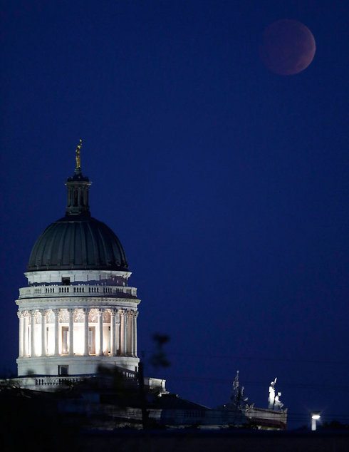 ליקוי הירח בשמי ניו ג'רזי (צילום: AP) (צילום: AP)