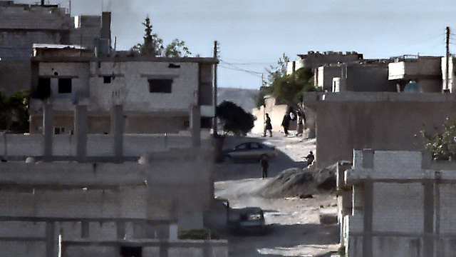 אנשי דאעש מסתובבים ברחובות קובאני (צילום: AFP) (צילום: AFP)