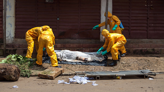 אין בעיה מוסרית במתן תרופות ניסיוניות לחולים. מפנים גופות בסיירה לאון (צילום: AFP) (צילום: AFP)