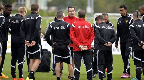 מארק וילמוטס מתדרך את שחקני נבחרת בלגיה (צילום: AFP) (צילום: AFP)