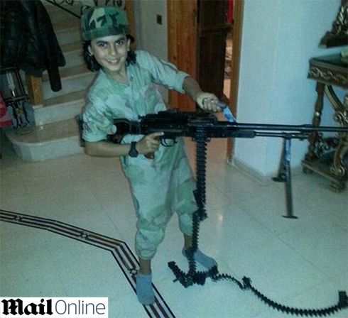 מכונת ירייה בגיל 10. מוחמד אל עבאסי אבו עוביידה ()