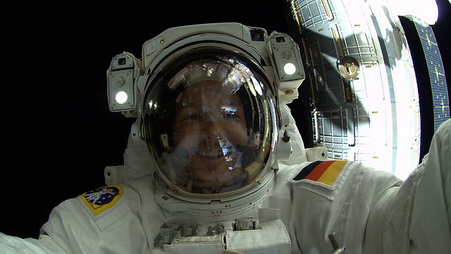 אני והחלל. האסטרונאוט הגרמני גרסט מנציח את עצמו (צילום: ESA/NASA) (צילום: ESA/NASA)