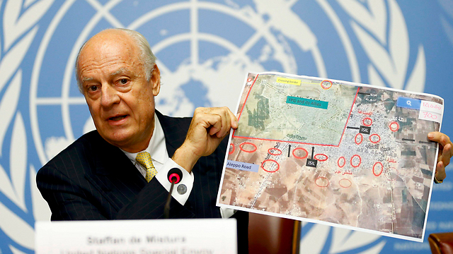 מזהיר מטבח. שליח האו"ם בסוריה עם מפה של קובאני (צילום: רויטרס) (צילום: רויטרס)