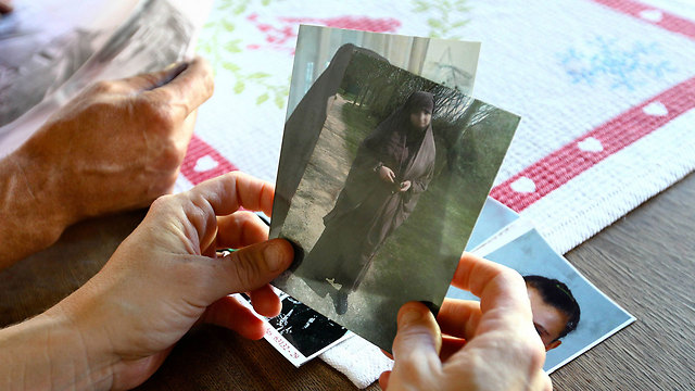 האמא מחזיקה את תמונה של סברין שעזבה לסוריה (צילום: AP) (צילום: AP)