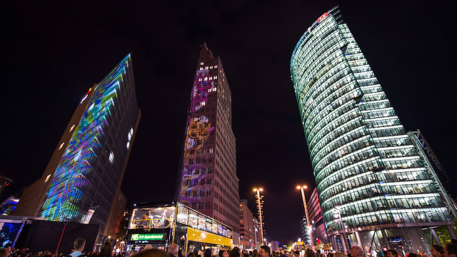 כיכר פוטסדאם, אמש. בברלין בונים לעשירים (צילום: EPA) (צילום: EPA)