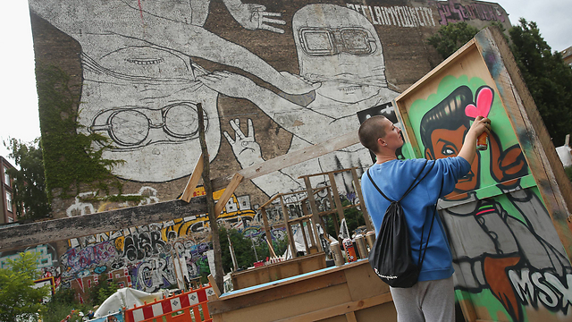 גרפיטי בשכונת קרויזברג, מוקד המחאה (צילום: גטי אימג') (צילום: גטי אימג')
