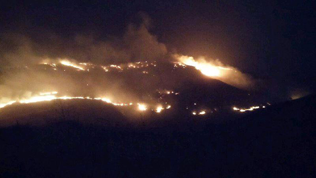 האש משתוללת במהלך הלילה (צילום: דוברות כיבוי אש צפון) (צילום: דוברות כיבוי אש צפון)