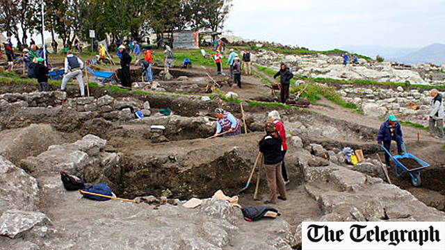 אתר החפירות בבולגריה שבו אותר שלד הערפד ()