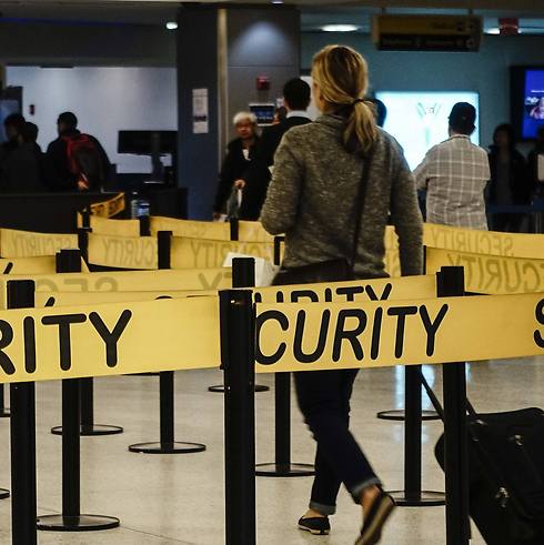 בנמלי תעופה בארה"ב החלו בבדיקות לאיתור נוסעים עם אבולה (צילום: רויטרס) (צילום: רויטרס)