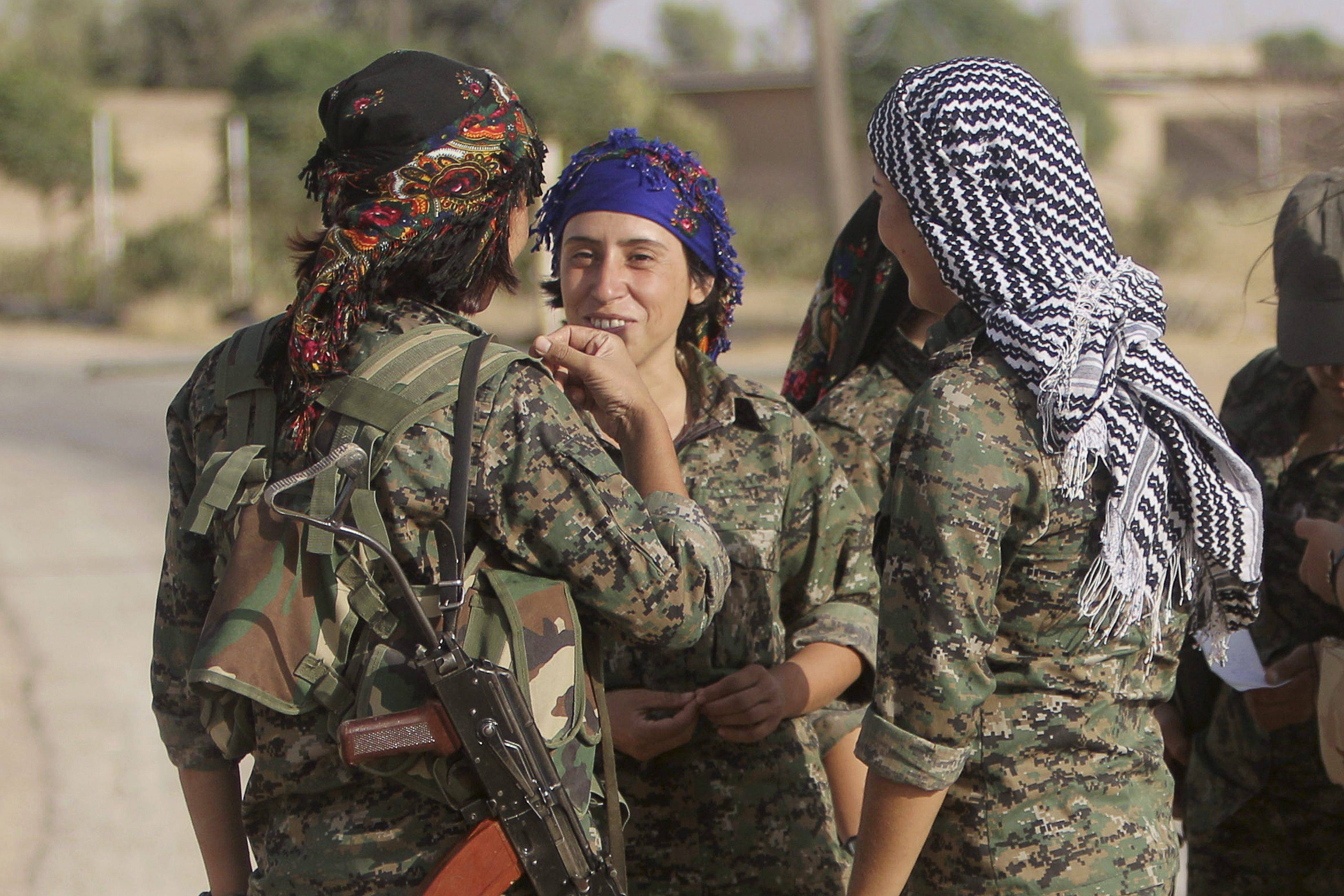 Курд алей. Курдские женщины военные. Курдянки пешмерга. Пешмерга женщины.