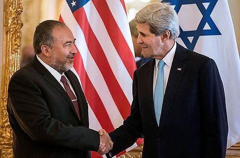 Foreign Minister Lieberman and US Secretary of State Kerry (Photo: AFP)