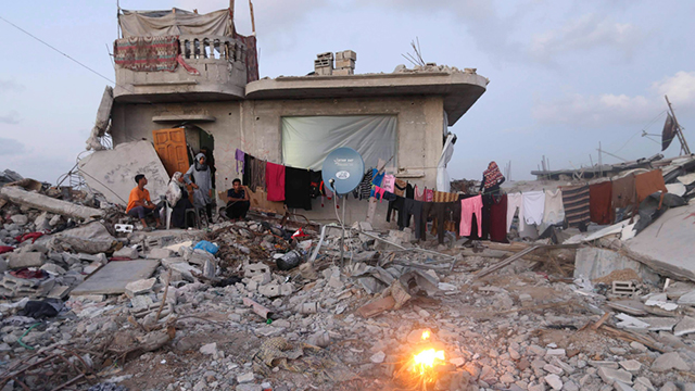 Palestinians return to destroyed homes (Photo: Reuters)