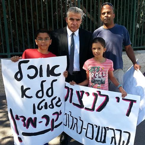 Lapid with Solomon family at protest