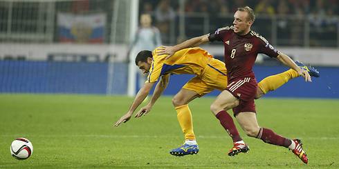 דניס גלושאקוב מנסה להגיע לכדור (צילום: AP) (צילום: AP)