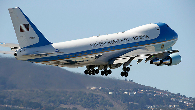 אובמה עוזב את סן פרנסיסקו עם "אייר פורס 1" לאחר מסע התרמות בקליפורניה (צילום: AP) (צילום: AP)